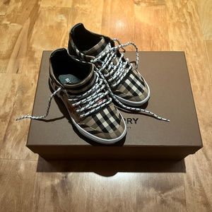 Burberry kids sneakers size 27 new